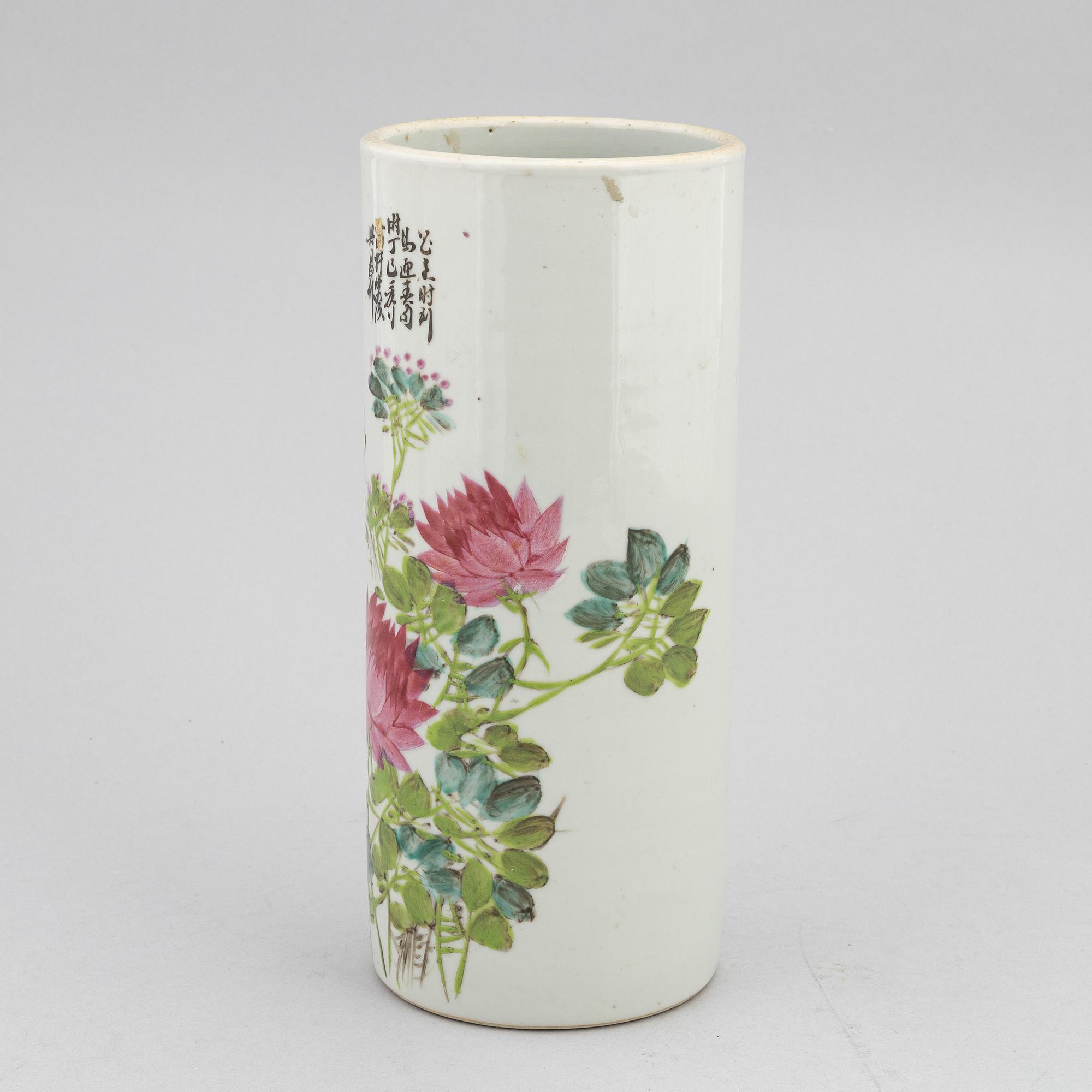 A Chinese porcelain vase, first half of the 20th century.