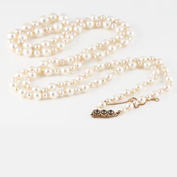 COLLIER, odlade pärlor med lås i 18K guld, GVH, Stockholm, 1943.