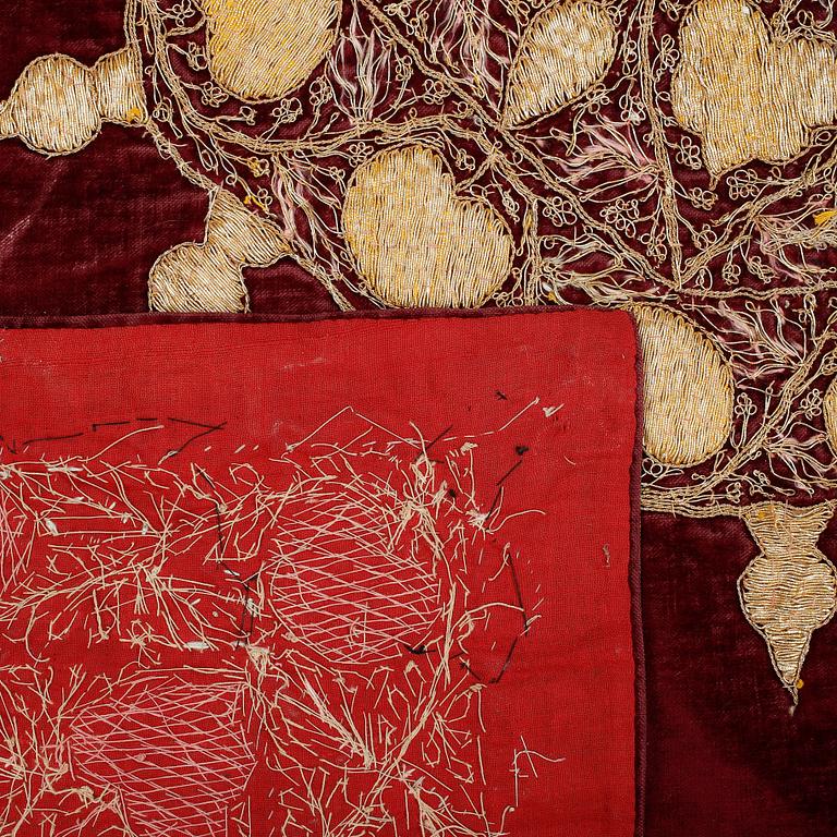DUK, Ryssland. Broderad med guldtråd. Omkring 1800-talets slut.