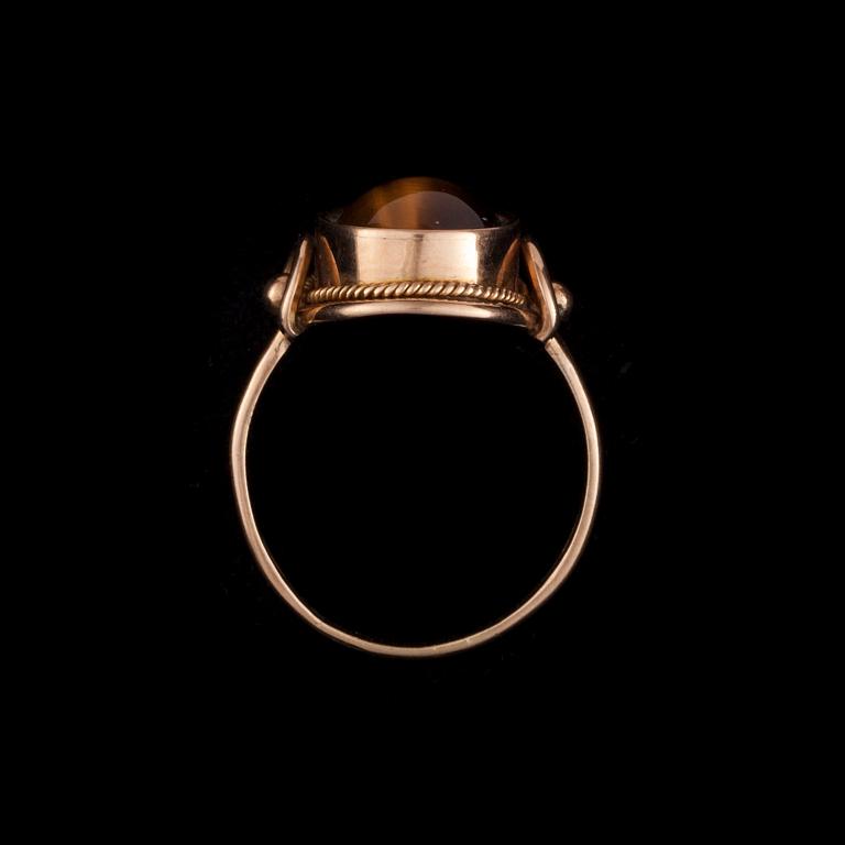 RING, 14K guld med tigeröga. 1960-tal. Vikt ca 6,6 g.