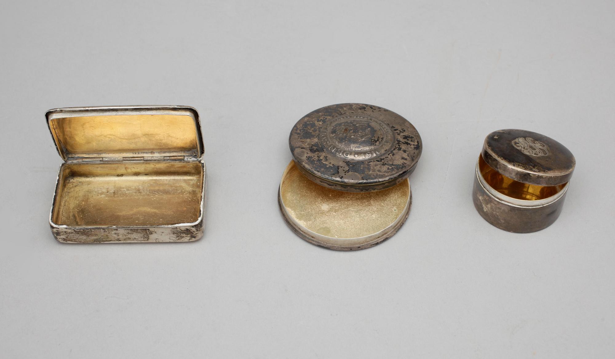 PARTI ACESSOARER och BRUKSSFÖREMÅL, 12 delar, bl a silver, tot vikt ca 90 gram, 1800-1900-tal.