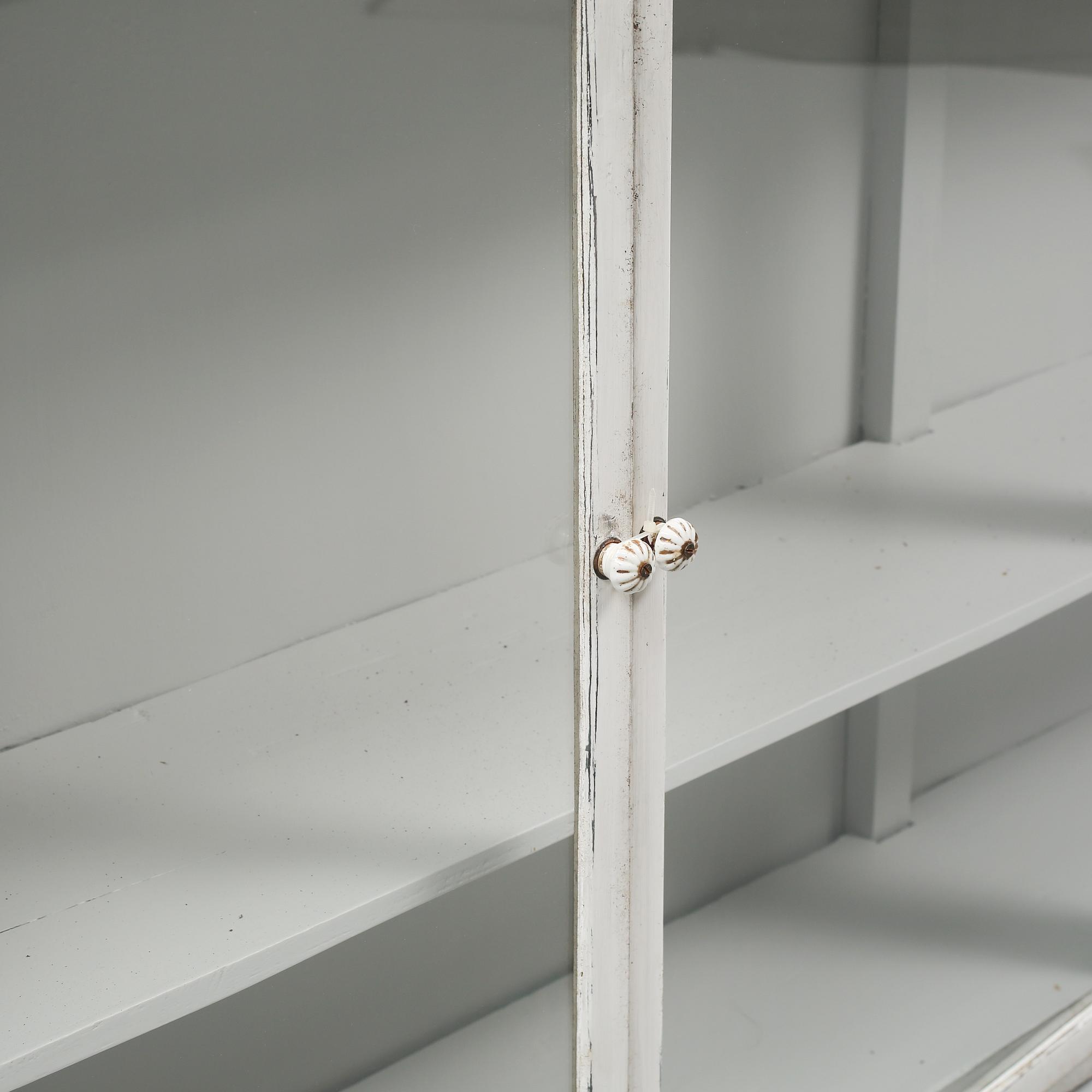 VITRINSKÅP, modern tillverkning.