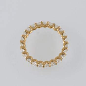 RING, 18K guld med 23 briljantslipade diamanter, 2.09 ct. Vikt 2,1 gram.