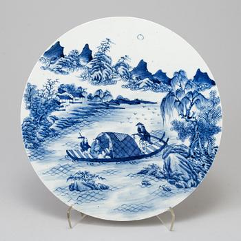 A round Chinese blue and white porcelain plaque, Qing dynasty, Guangxu (1862-1874).