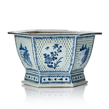 A blue and white flower pot, Qing dynasty, 19th Century.