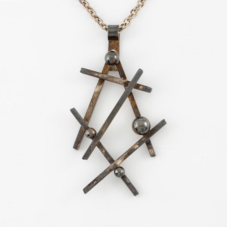 Hänge med kedja, nysilver, J. Andersson and Erik Dennung för AD Design, Danmark.