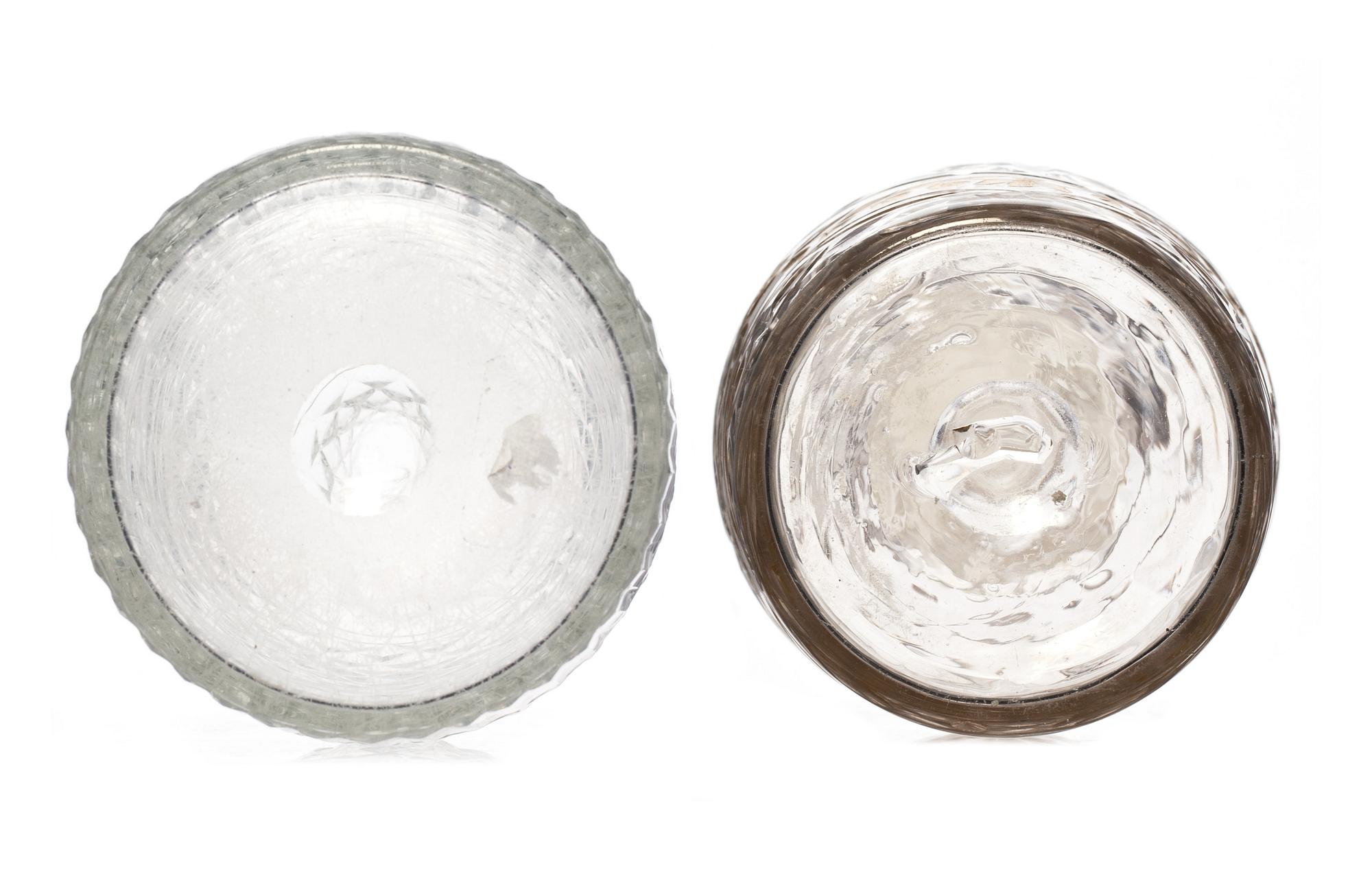 KARAFFER, ett par, glas, 17/1800-tal.