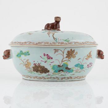 A Chinese Export famille rose tureen with cover, Qing dynasty (1736-95).