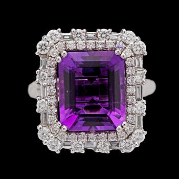 13. An amethyst and diamond ring, tot. 2.14 cts.