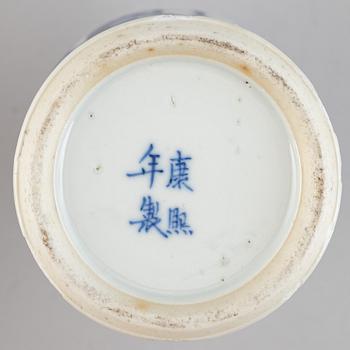 A pair of chinese blue and white vases, late Qing dynasty, late 19th century and 20th century.