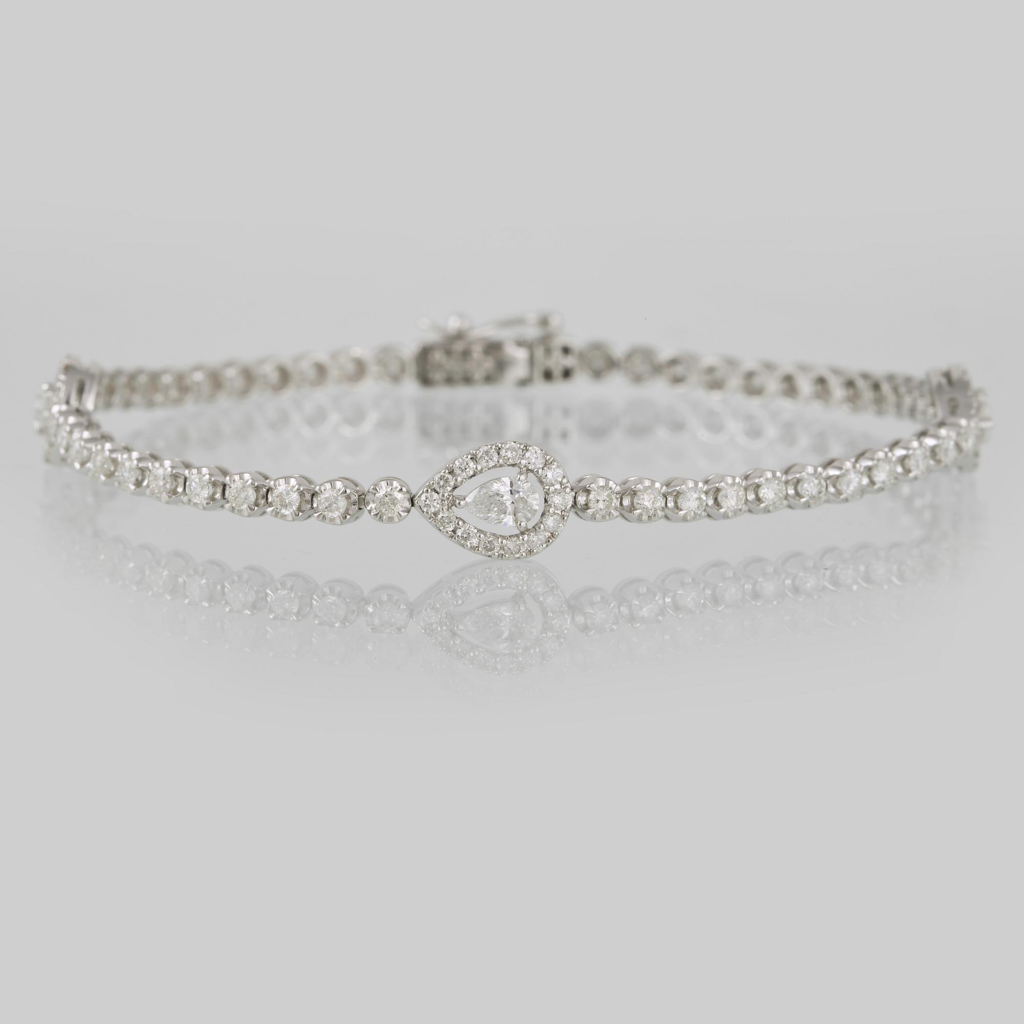 ARMBAND, 18K vitguld med briljant och droppslipade diamanter ca 2.29 ct. Vikt 8,1 gram.