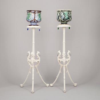 BLOMKRUKOR på PIEDESTAL, 2 st snarlika, majolika och gjutjärn, sekelskiftet 1800/1900.