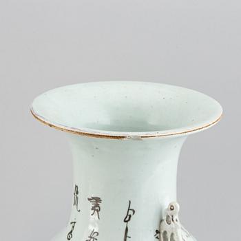 VASER, två stycken, porslin. Kina, 1900.tal.