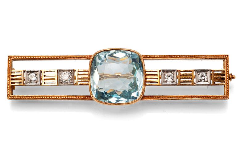 A GOLD BROOCH.