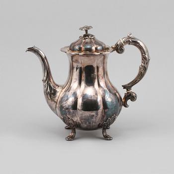 TEKANNA, silver, rokokostil, svenska importstämplar, 1900-talets mitt, vikt 758 g.