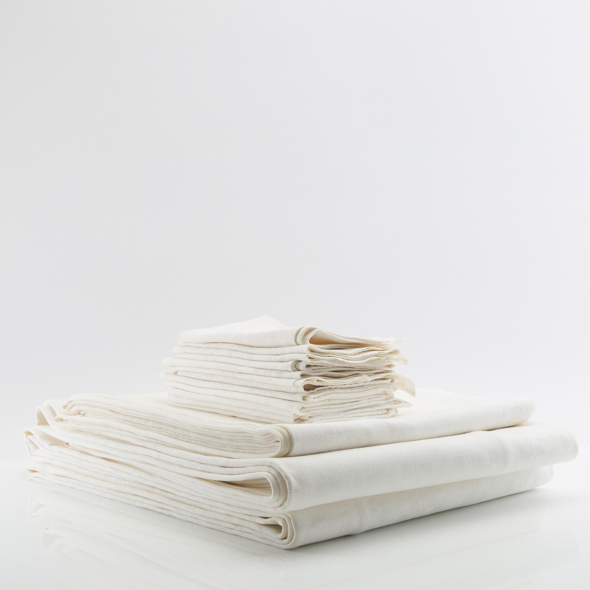 Tablecloths, 3 pcs, and napkins, 12 pcs, damask, first half/mid 20th century.