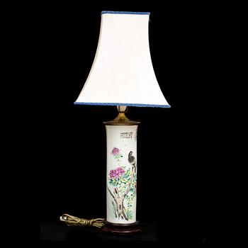 BORDSLAMPA, porslin, Kina, 1900-talets andra hälft.