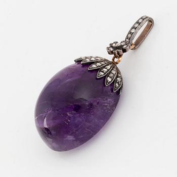 A cabochon-cut amethyst pendant/brooch.