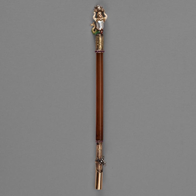 PENNSKAFT, guld, emalj, pärla och rosenstenar, omärkt, 1800-talets andra hälft. Ristat invtarie nr. 8222.