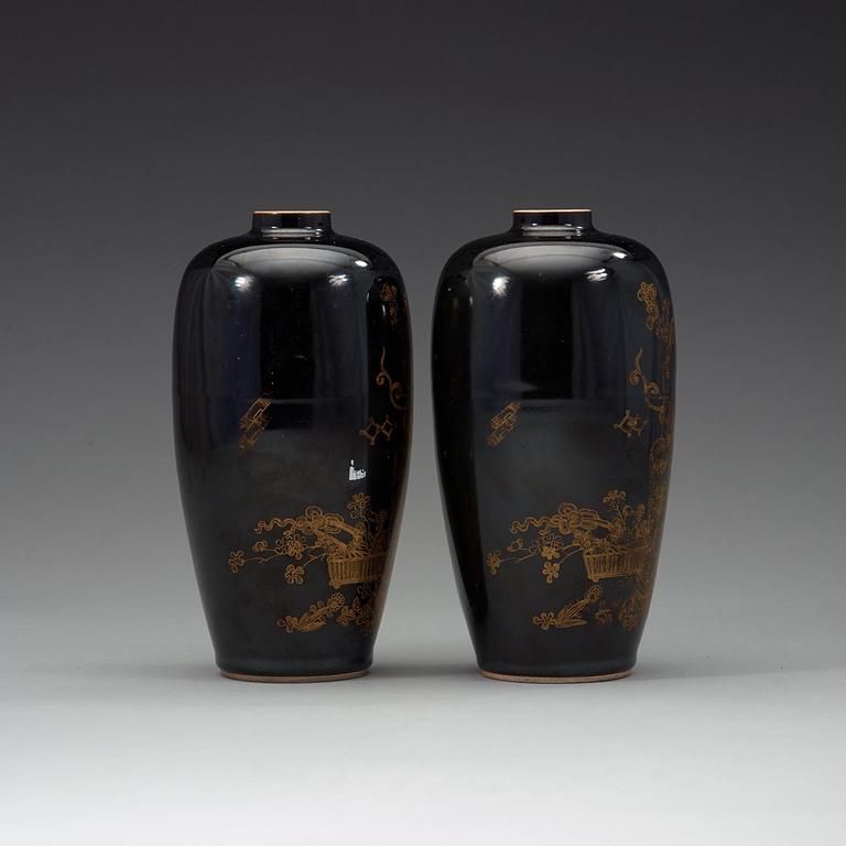 VASER, ett par, porslin. Sen Qingdynasti (1644-1912).