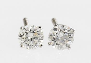 669. EARRINGS, brilliant cut diamonds, each app. 0.30 cts (total weight app 0.60 cts).