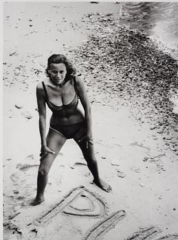 Terry O'Neill, "Honor Blackman as Pussy Galore, Malta", 1963.