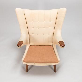 Hans J Wegner, fåtölj, "Bamse / Papa bear", AP-Stolen, Danmark, 1950-60-tal. Modellen formgiven år 1951.