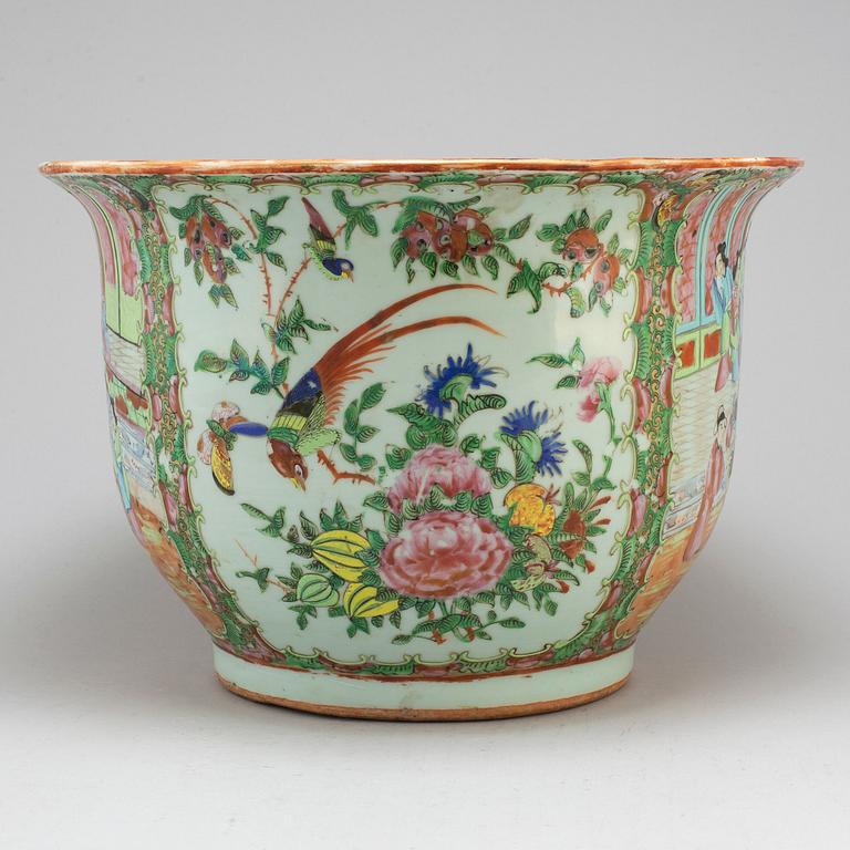 A large famille rose Canton pot, Qing dynasty, late 19th century.