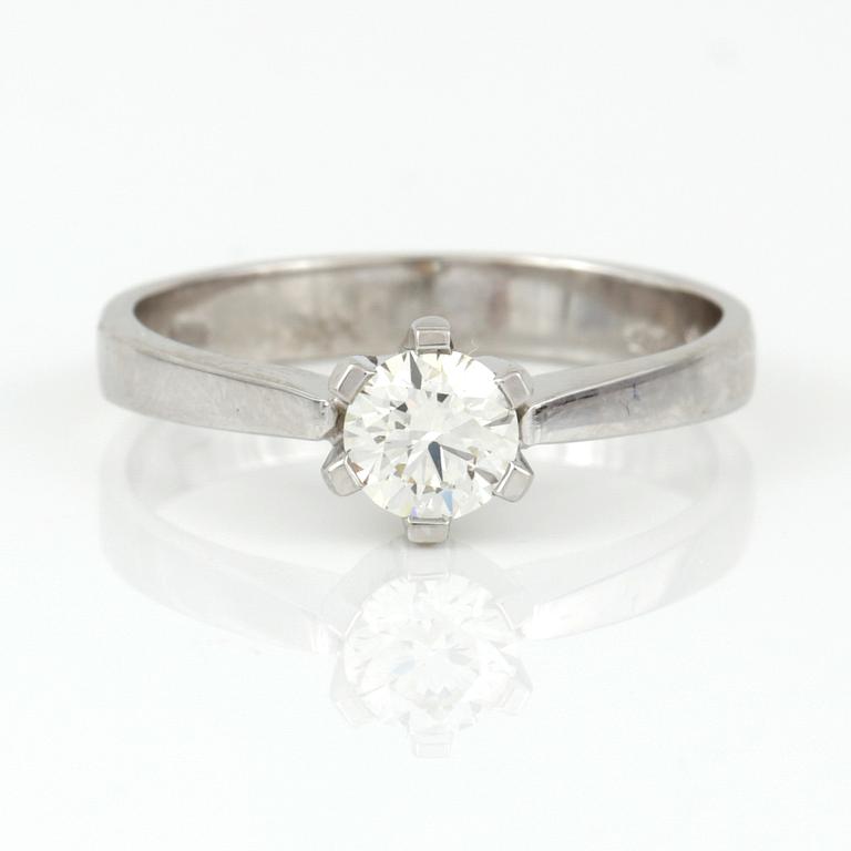 RING, 18K vitguld med briljantslipad diamant, ca 0,54 ct. Vikt 3,83 g.