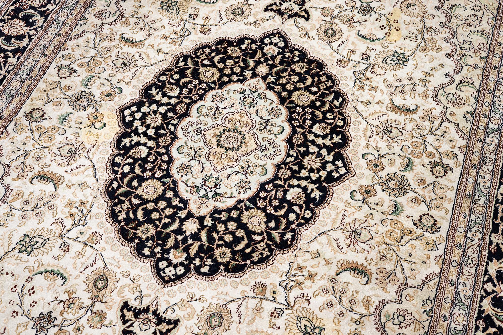Matta, orientalisk, ca 278 x 190 cm.