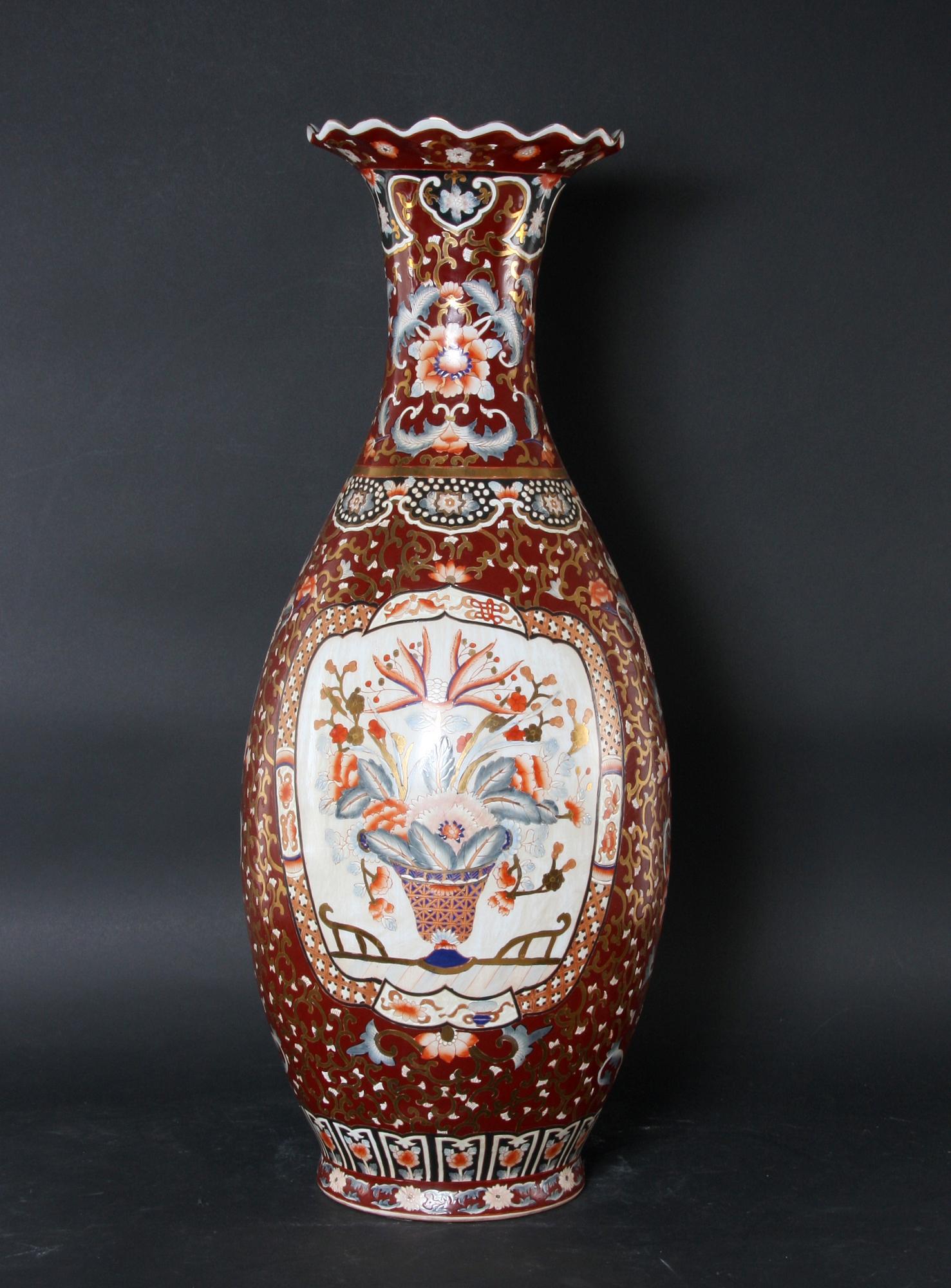 GOLVURNA, porslin, orientalisk.
Proveniens: Git Gay.