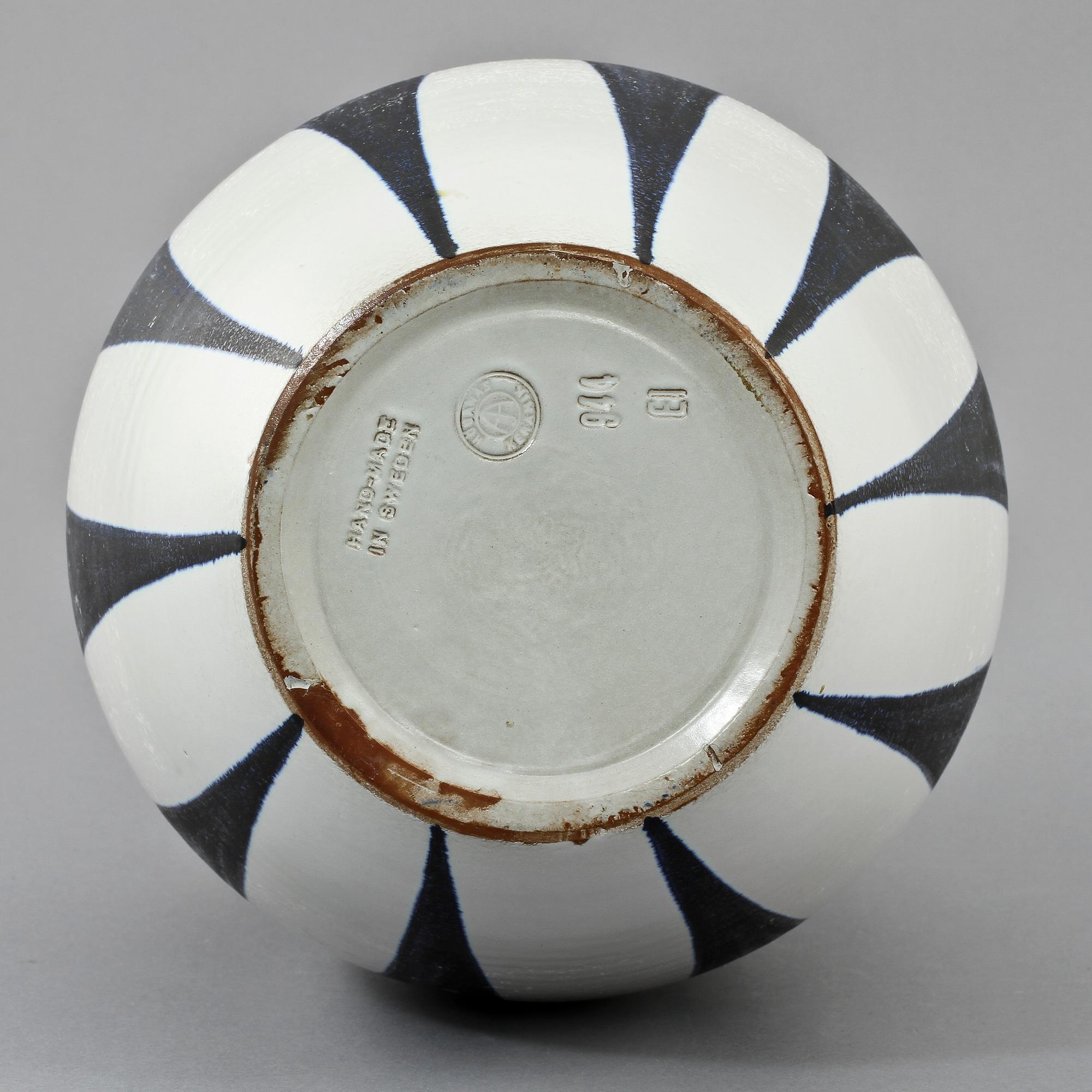 VAS, stengods, Erik Ivarsson samt dekor troligen av Mette Doller, Höganäs, 1900-talets tredje kvartal.