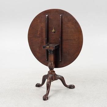 A tilt-top mahogany table, England, around 1800.