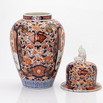 Lidded urn, Japan, 19th/20th century.