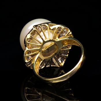 A RING, cultured South Sea pearl, baguette cut diamonds, 18K gold.