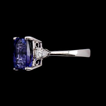 RING, 18 k vitguld, tanzanit 6.54 ct, diamanter 0.41 ct.