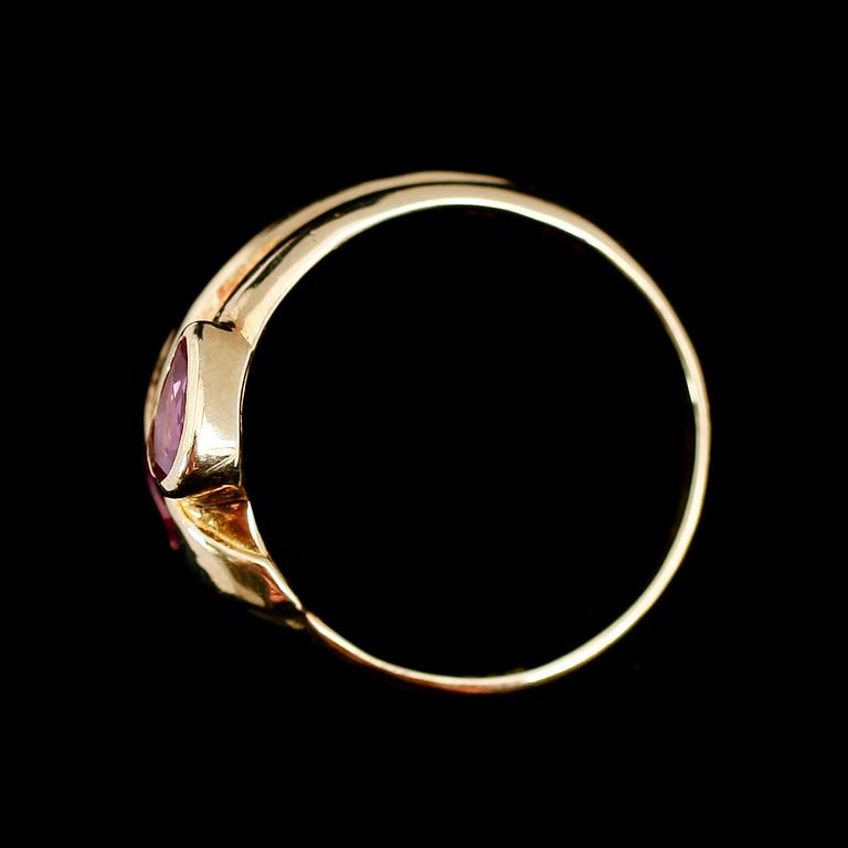 RING, 14 k guld, med röda stenar. Vikt ca 4 gram.