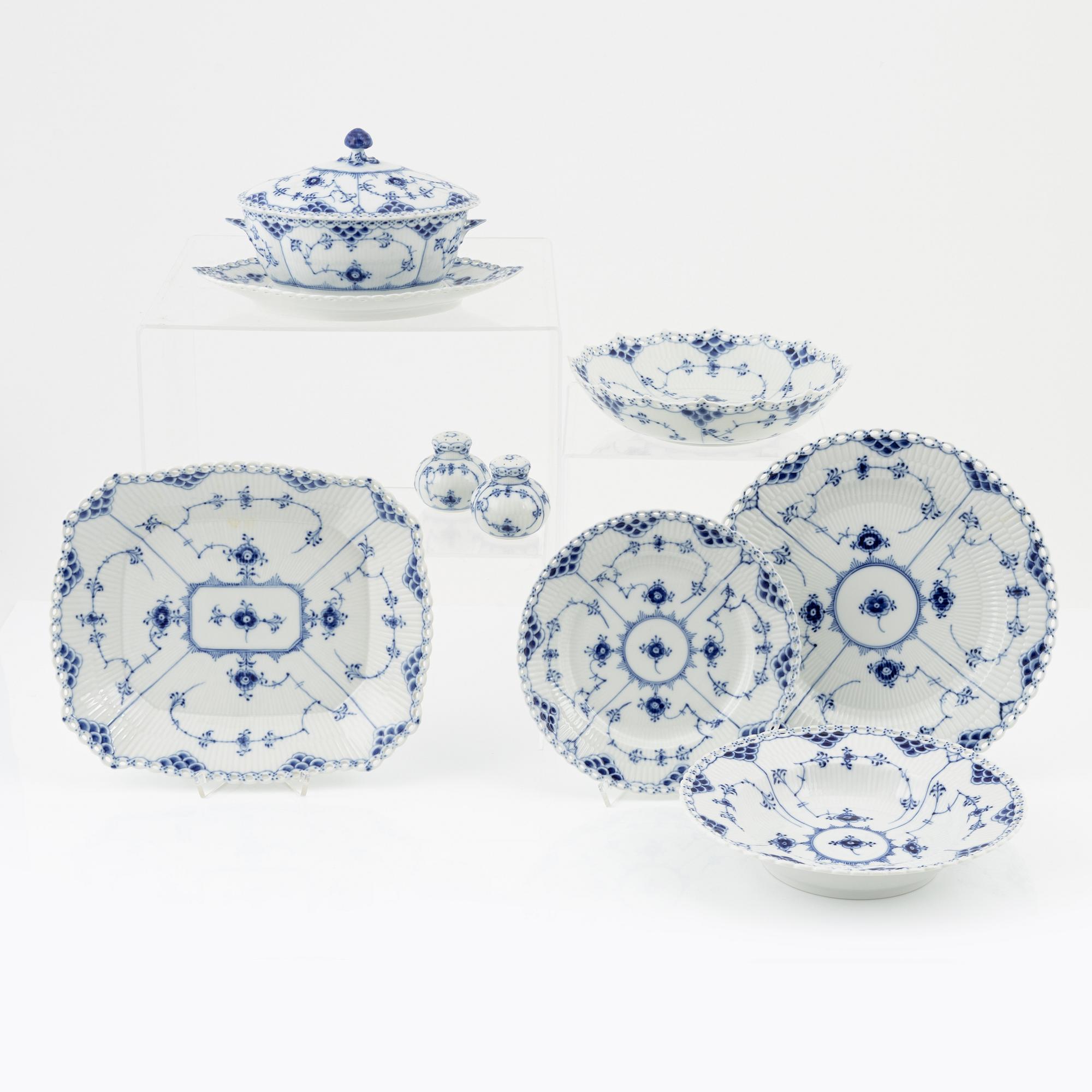 Matservis, 30 delar, porslin, "Musselmalet", helblonde, Royal Copenhagen, Danmark.