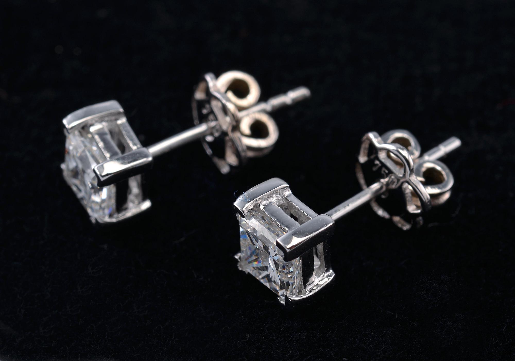 KORVAKORUT, prinsesshiottuja timantteja 1.40 ct. F/vvs 1-2. Lasermerkitty ID nro. GIA sertifikaatti.