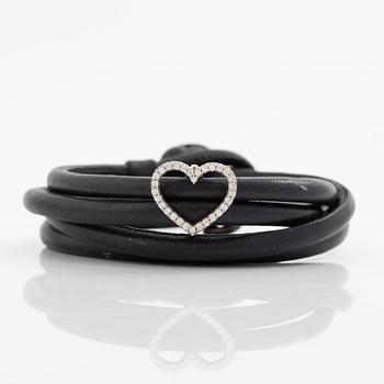 Ole Lynggaard bracelet leather with heart-shaped charm 18K white gold with round brilliant-cut diamonds "Sweet Spot".