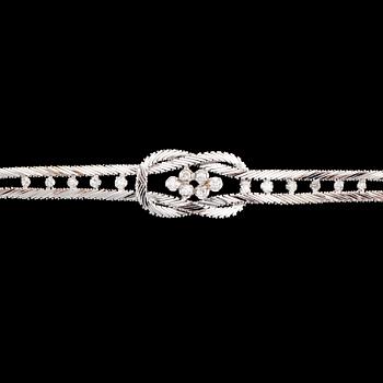 ARMBAND, 18 k vitguld med briljantslipade diamanter. Vikt ca 26 gram.