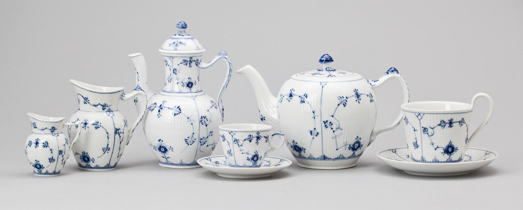 MAT- KAFFE- SAMT TESERVIS, 95 delar, porslin. "Musselmalet", Kunglig Dansk, 1900-tal.