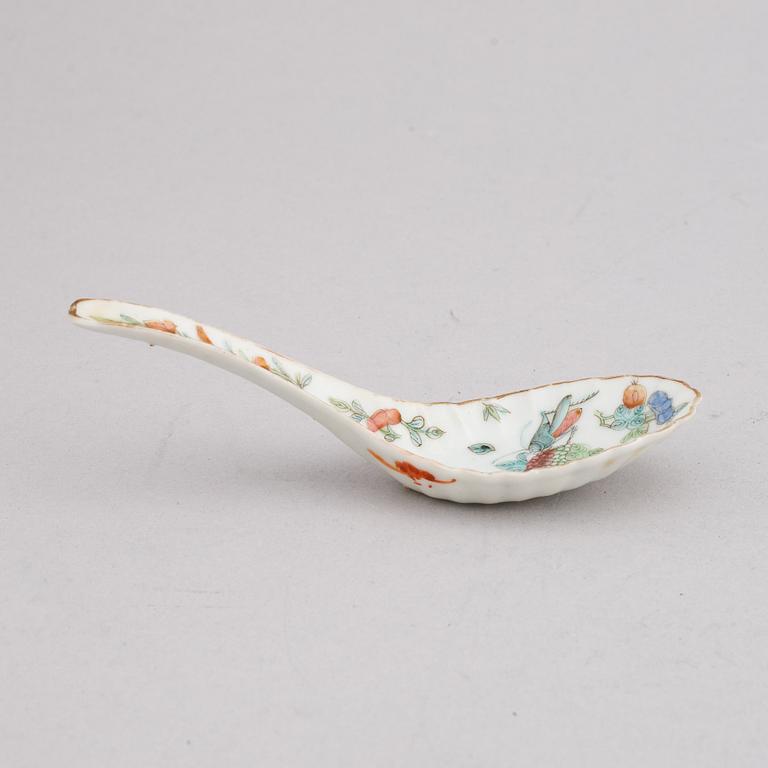 A set of six Chinese porcelain spoons, around the year 1900.