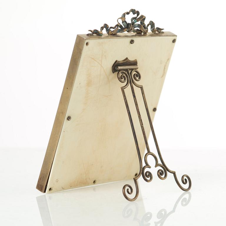 FABERGÉ, verkmästare Antti Nevalainen, ram av emalj och silver, St Petersburg, 1908-1917.
