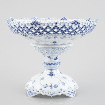 Fruktskål på fot, porslin, Royal Copenhagen, "Musselmalet helblond", nummer 1052.