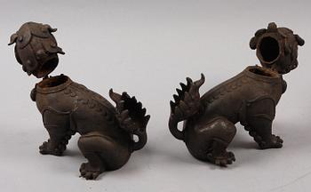 TEMPELLEJON, ett par, gjutjärn. Kina. 1900-tal.