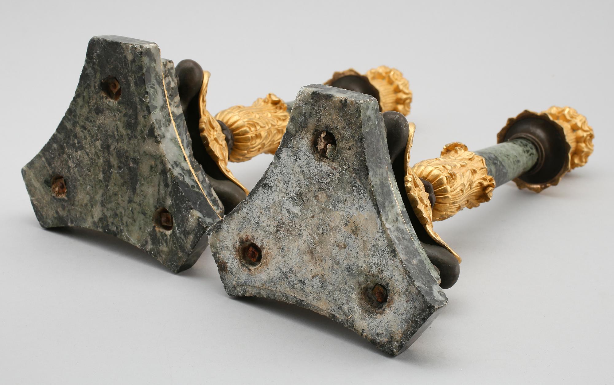 LJUSSTAKAR, 1 par, förgylld brons och marmor, 1800-tal.