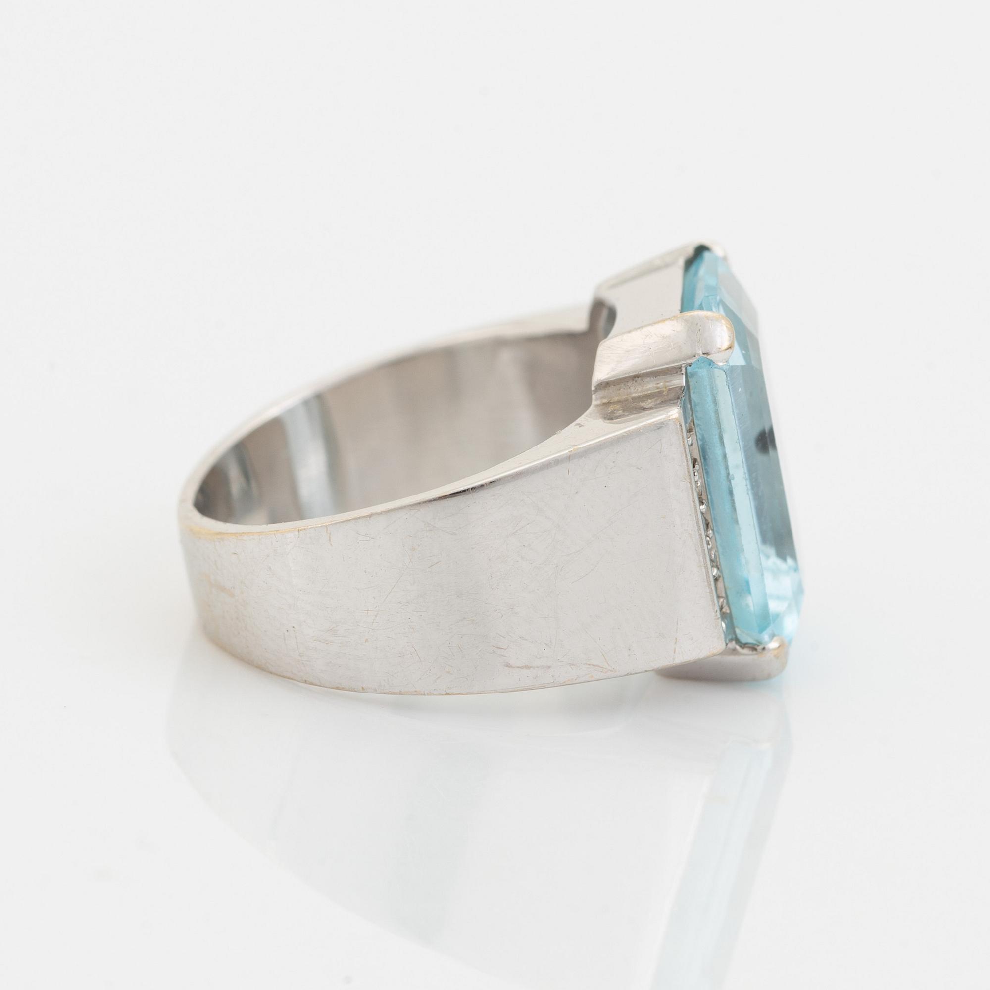 Ring med smaragdslipad topas och briljantslipade diamanter.