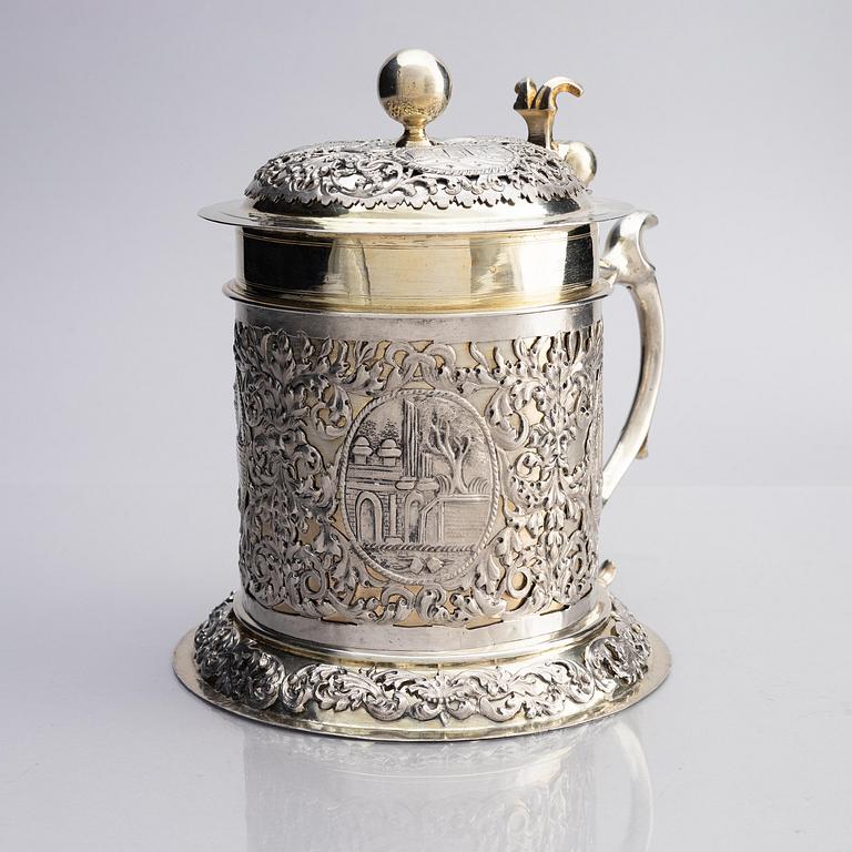 An Augsburg parcel-gilt silver tankard, mark of Daniel Schwestermüller, Augsburg 1685-87.