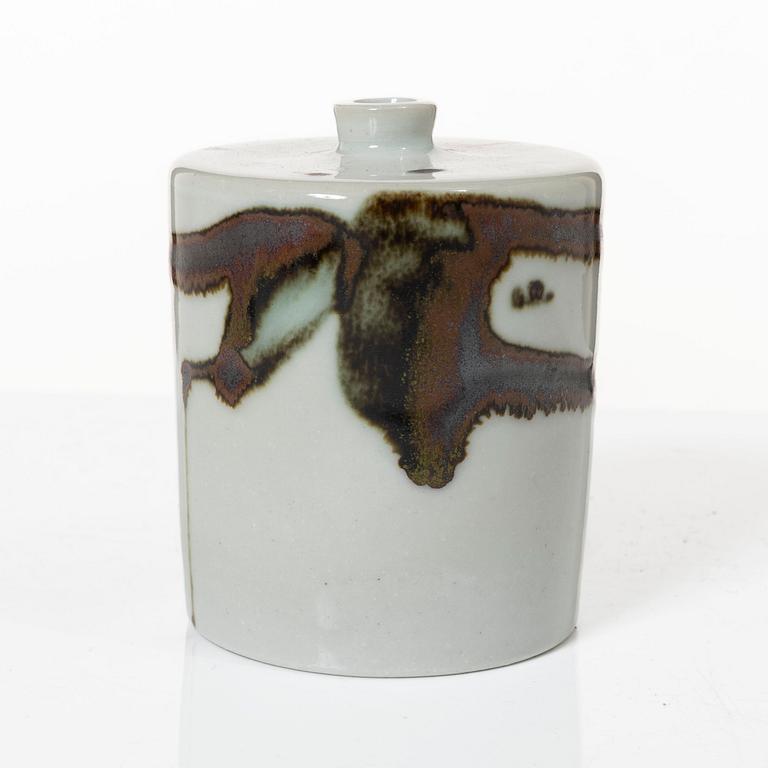 Claes Thell, three stoneware pieces, as well as a piece by Börje Skohg.